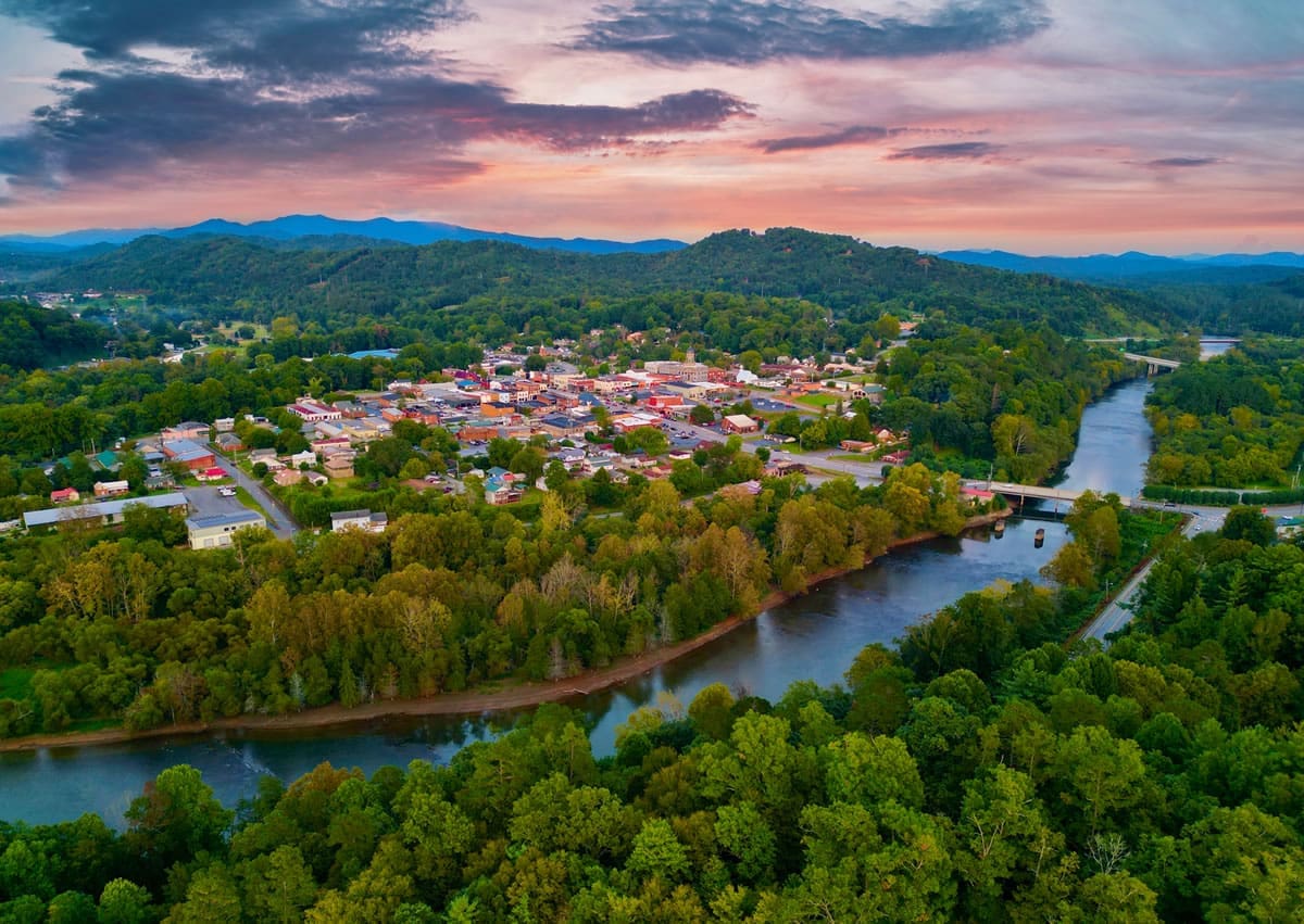 hiwassee river running through murphy north carolina